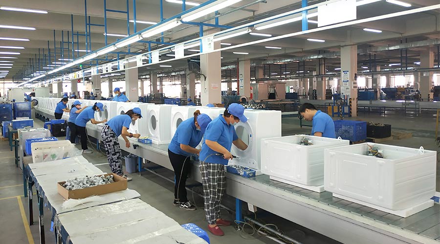 高效率！員工們忙碌地開展巴西客戶的衣物烘干機(jī)生產(chǎn)工作