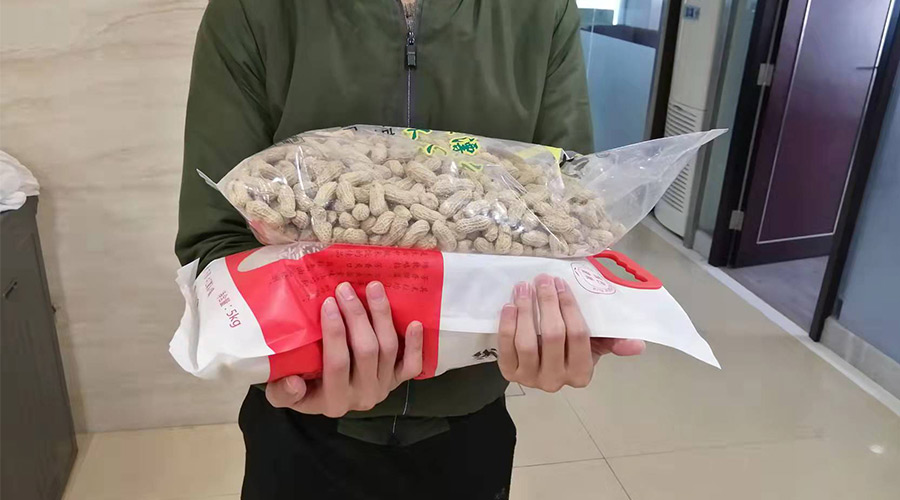 新春關(guān)懷 禮滿情暖！金環(huán)電器給員工發(fā)年貨