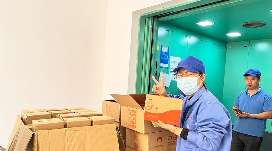 喜笑顏開！三八婦女節(jié)  金環(huán)電器發(fā)放禮品暖人心